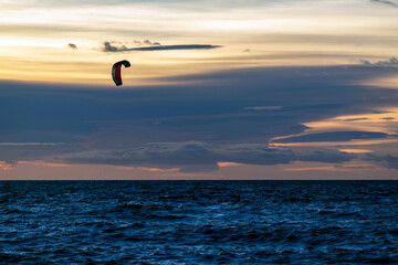 Kitesurf au crépuscule