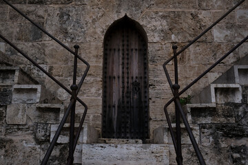 Puerta de madera en una construcción medieval de Valencia
