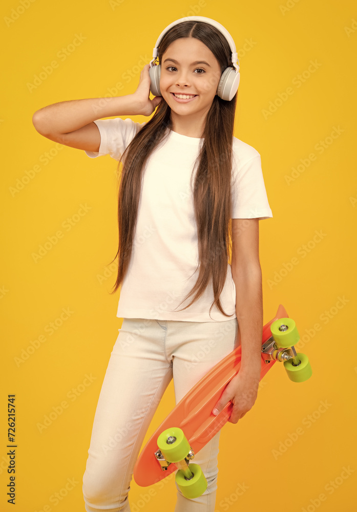 Poster beautiful and fashion young teen girl posing with skateboard. teenager street fashion lifestyle. hap