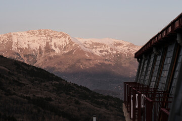 Paisaje de montaña en Los Pirineos desde una casa de Cerler.