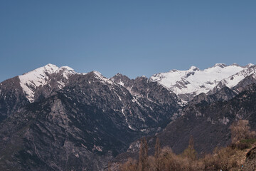 Fototapeta na wymiar Paisaje nevado de invierno en el Pirineo de Aragón