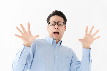 驚く表情の男性