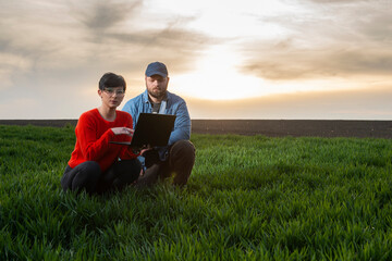 A woman agronomist and a young farmer - obrazy, fototapety, plakaty