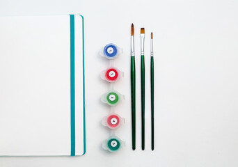 Notepad with paints and brush - 726252310
