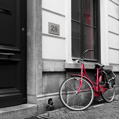 Vélo rouge devant fenêtre et porte - Noir et blanc - 726253586