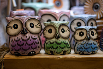 Fototapeta na wymiar wooden owl souvenirs on the counter in a gift shop