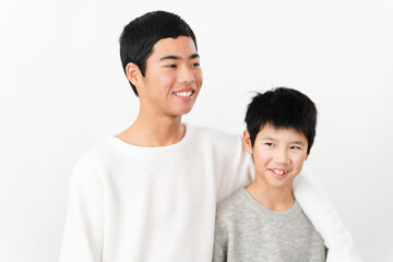 Obraz premium 私服姿の小学生と中学生の男性 ライフスタイルイメージ