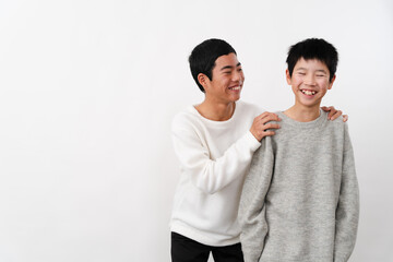 私服姿の小学生と中学生の男性　ライフスタイルイメージ