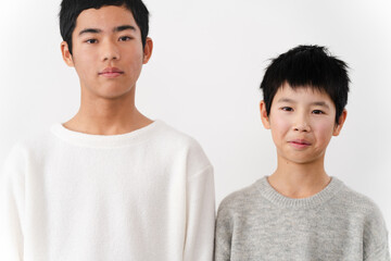 私服姿の小学生と中学生の男性　ライフスタイルイメージ