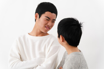 私服姿の小学生と中学生の男性　ライフスタイルイメージ
