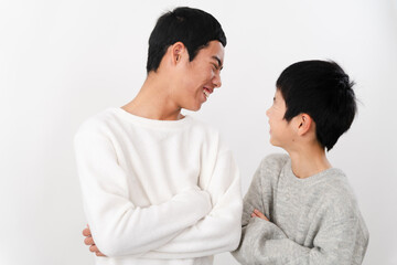 私服姿の小学生と中学生の男性　ライフスタイルイメージ