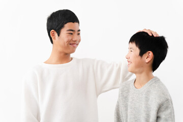 私服姿の小学生と中学生の男性　ライフスタイルイメージ