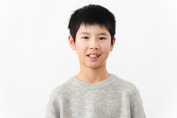 私服姿の小学生の男の子　ライフスタイルイメージ © aijiro