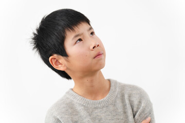 私服姿の小学生の男の子　ライフスタイルイメージ