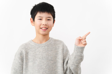 私服姿の小学生の男の子　ライフスタイルイメージ