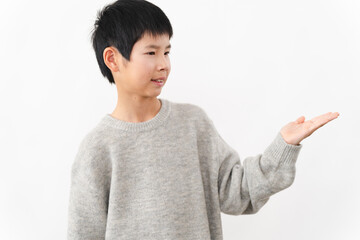 私服姿の小学生の男の子　ライフスタイルイメージ