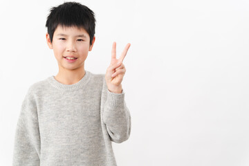 私服姿の小学生の男の子　ライフスタイルイメージ