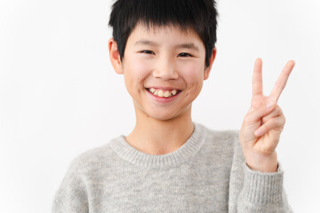 私服姿の小学生の男の子　ライフスタイルイメージ