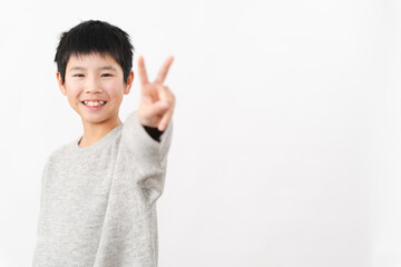 私服姿の小学生の男の子　ライフスタイルイメージ