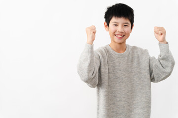 私服姿の小学生の男の子　ライフスタイルイメージ