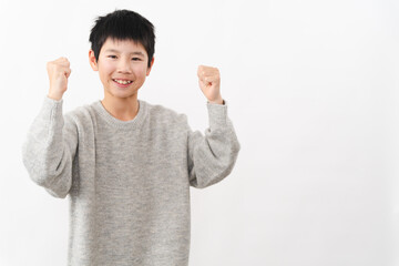 私服姿の小学生の男の子　ライフスタイルイメージ