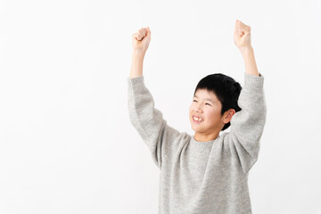 私服姿の小学生の男の子　ライフスタイルイメージ