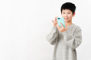 私服姿の小学生の男の子　ライフスタイルイメージ