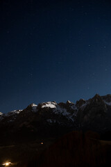 Sternenhimmel über dem Gebirge. Klare Nacht im Winter