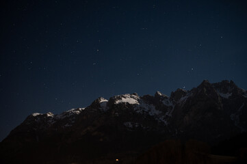 Sternenhimmel über den Bergen. Nacht im Gebirge