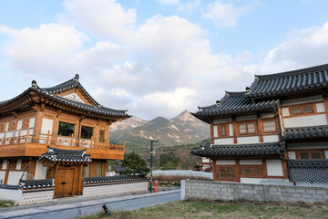 Fototapeta premium 韓国の伝統家屋が並ぶ恩平韓屋村