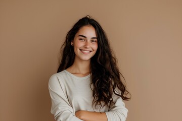 Obraz premium clever wit beautiful hispanic woman standing smiling on contemporary simple beige background with arms crossed. generative AI