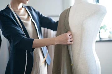 Foto op Plexiglas トルソーに布を当てる女性デザイナー © ponta1414