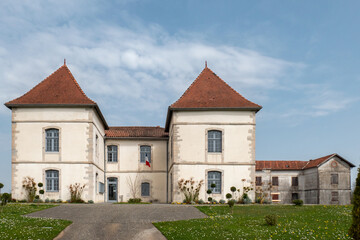Transformação do antigo castelo: Câmara Municipal de Mouguerre no País Basco, sob a bandeira...