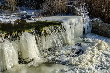 Obraz premium frozen water like a waterfall forms patrician structures