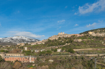 Vista del borgo di Petralia Soprana tra le cime innevate delle Madonie, Sicilia - 726339139