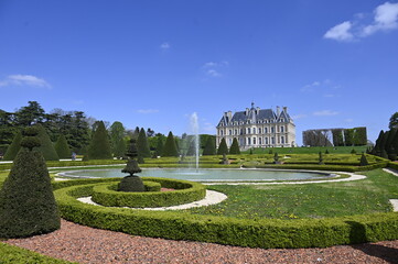 Obraz premium Grand parc verdoyant avec jet d'eau