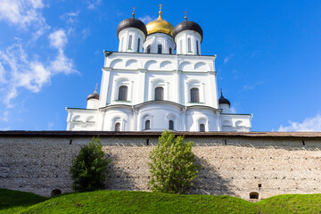 Fototapeta na wymiar The Trinity Cathedral located since 1589 in Pskov Kremlin