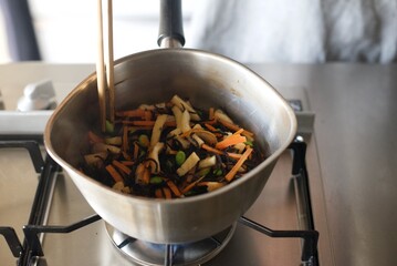 鍋でひじきの煮物を作っているところ