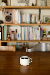 飾り棚の前のテーブルでコーヒータイム