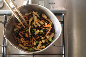 鍋でひじきの煮物を作っているところ