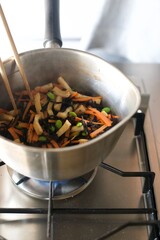 鍋でひじきの煮物を作っているところ