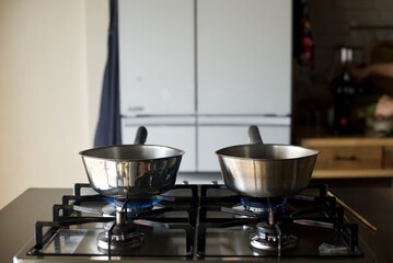 手鍋でお湯を沸かしているところ