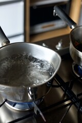 手鍋でお湯を沸かしているところ