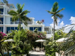 Store enrouleur Plage de Seven Mile, Grand Cayman Grand Cayman, Cayman Islands, Aug 5th 2023, view of a resting area at Palm Heights, a boutique hotel on Seven Mile Beach
