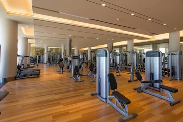 Gordijnen A high-end fitness club with state-of-the-art equipment, personal training sessions, and wellness programs © furyon