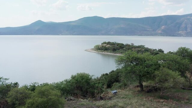 The town of Mezcala and the island of Mezcala are two historical places in Mexico. Here you have a panoramic footage of this amazing place in the Chapala Lake