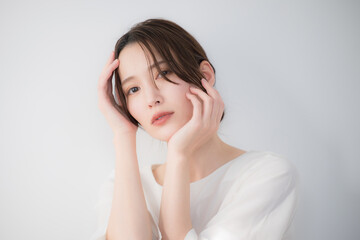 肌の潤いを実感する 素肌感のある美しい若いアジア人（日本人）女性