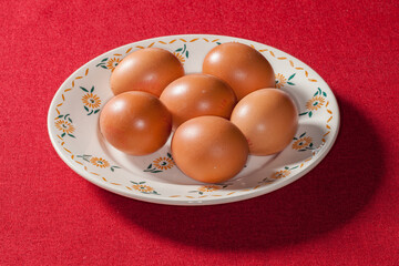 Six œufs dans une assiette 
