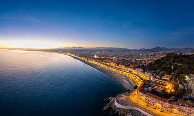 Vue aérienne d'un coucher de soleil sur Nice - obrazy, fototapety, plakaty