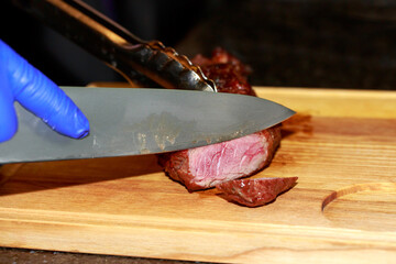 Cutting medium rare beef